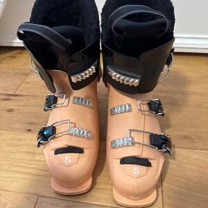 Kids ski boots